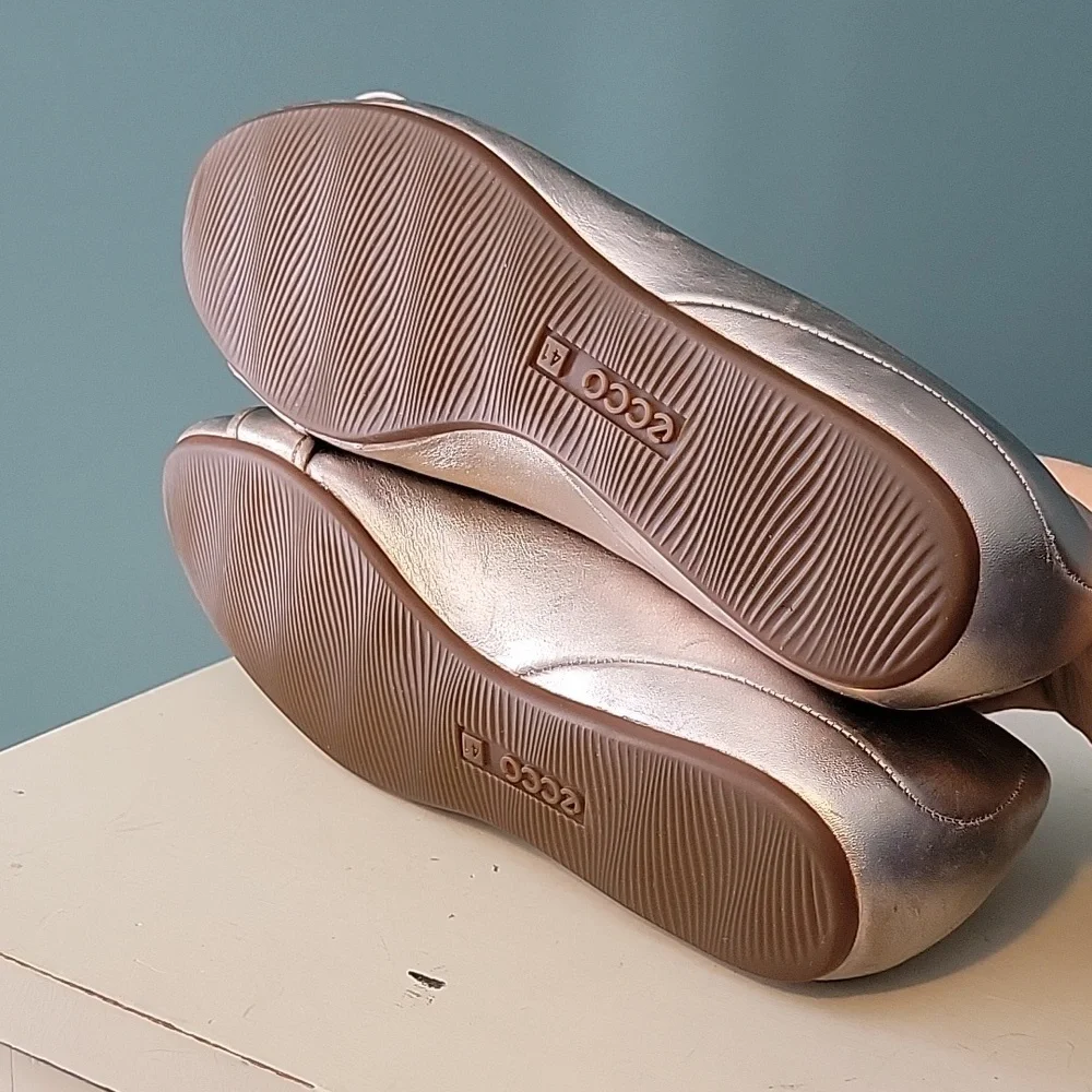 ECCO‎ Owando Light Gold Metallic Button Flats Eur 41, US 10.5